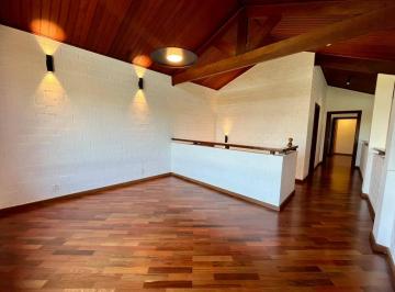 Casa · 389m² · 3 Quartos · 4 Vagas · Residência rústico-sofisticada com pé-direito duplo e amplo jardim