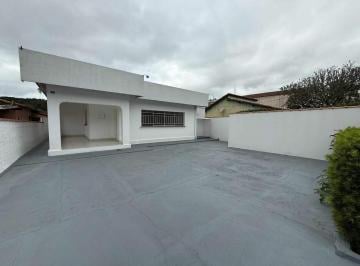 Casa · 250m² · 3 Quartos · 7 Vagas ·  Casa térrea para locação no Centro – Guararema | 3 quartos e escritório