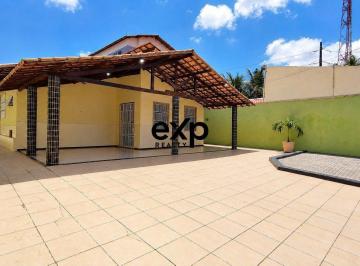 Casa · 300m² · 5 Quartos · 6 Vagas · Casa Plana no Montese: um refúgio com duas piscinas e quintal amplo