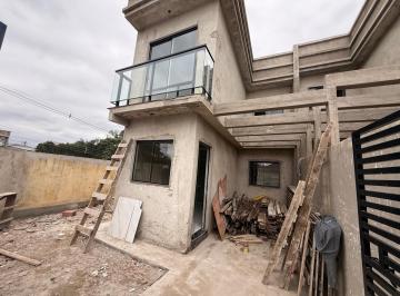 Casa · 67m² · 2 Quartos · 1 Vaga · Sobrado de esquina à Venda na Cidade Industrial, Curitiba - 2 Quartos e Vista Livre