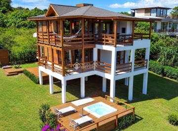 Casa · 181m² · 3 Quartos · 4 Vagas · Casa