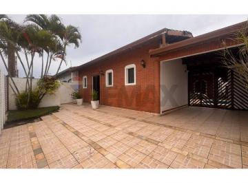 Casa · 220m² · 5 Quartos · 4 Vagas · "Casa dos Sonhos 5Q em Peruíbe com Piscina e +!"