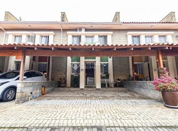 Fachada de sobrado condomínio Las Brisas com pátio em paver, garagem coberta, acabamento em pedra. · Sobrado com área gourmet coberta e churrasqueira, suíte e 2 vagas cobertas