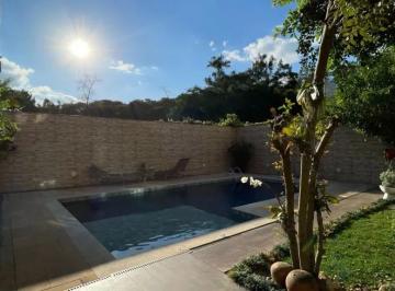 Casa de 4 quartos, Curitiba · Casa de 315 m² com 4 quartos à venda em São João