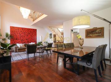 Casa · 350m² · 5 Quartos · 3 Vagas · Casa de condomínio com 5 suítes, jardim e churrasqueira. Perto do metrô.