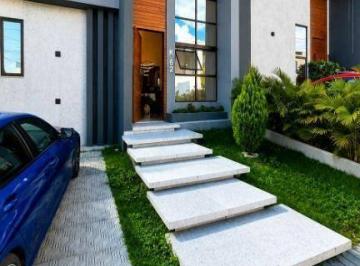 cf9b59e0ea9ebc5c99b53345309eed907be90bd7 · Casa alto padrão mobiliada com 3 quartos acabamento Premium e lazer completo