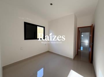 Casa · 64m² · 2 Quartos · 2 Vagas · Casa residencial à venda com 2 quartos sendo 1 suíte no Bairro Shopping Park, em Uberlândia