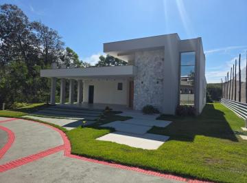 Casa · 242m² · 3 Quartos · 4 Vagas · Casa de 3 suítes, pé direito alto, lazer privativo, 4 vagas para carro em condomínio fechado