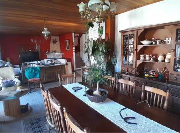 Imagem Principal · Casa ampla, em Campos do Jordão, são 187m² de área útil, 3 quartos (1 suíte), 2 vagas e quintal.