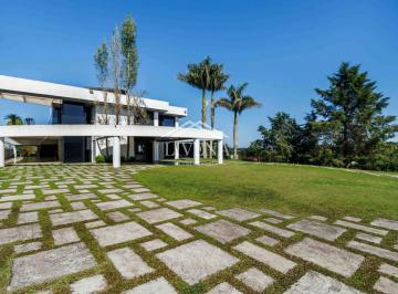 1 · ARQUITETURA QUE TRANSCENDE O TEMPO
Uma propriedade singular, onde espaço, luz e paisagem se encontra