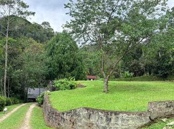 Platô com deck · Terreno 22.465 m2 com 2 casas, 4 platôs