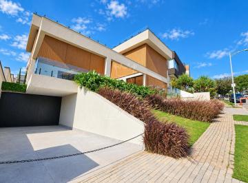 Casa · 645m² · 1 Quarto · 5 Vagas · Casa à venda e para locação em Alphaville, localizada no Residencial Tamboré 10.