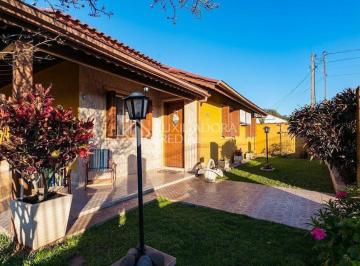Casa · 177m² · 3 Quartos · Imóvel de esquina com três dormitórios