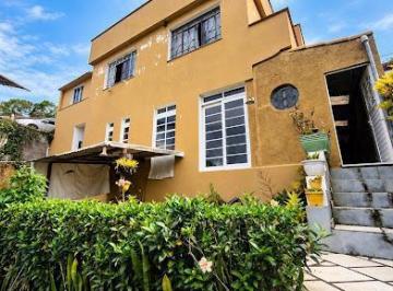 c0dd7bc82dff64bbc66f2e552dc350d85351a9dc · Excelente casa com duas moradias, amplo terreno e localização privilegiada!