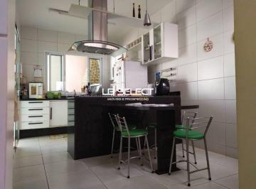 4049856059522da8c4bfe34c3f90ab6e78559c19 · Casa no bairro Santa Mônica com cinco quartos, quatro suítes e varanda gourmet.