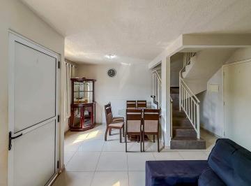 Casa · 68m² · 3 Quartos · 2 Vagas · Charmosa casa de 3 quartos no Jardins Mangueiral, com 68 m² e bem conservada. Possui 1 suíte, 2 vaga