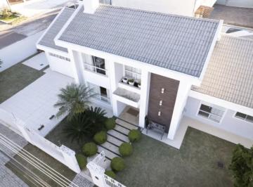 Casa de 4 quartos, Curitiba · Casa de esquina com 4 quartos 3 suítes e 4 vagas a 1 quadra da Praça Riu Mizuno no Jd. das Américas