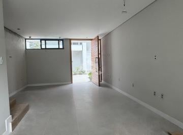 Photo 1 · CASA EM CONDOMÍNIO À VENDA EM FLORIANÓPOLIS COM 2 SUÍTES E PÁTIO