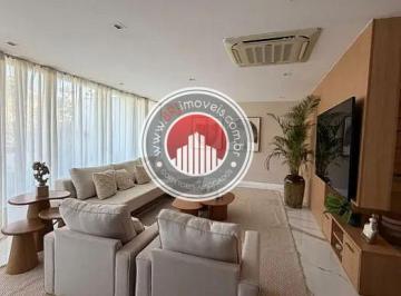 Sala de estar com painel de madeira e amplas janelas. · Cobertura 5 quartos e piscina no Jardim Oceânico | BRJ
