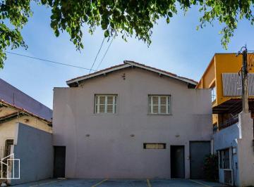 Fachada e pátio de vagas do galpão em rua fechada, Santo Amaro. · Galpão de 384 m², Santo Amaro, rua fechada perto da Ponte João Dias, 2 escritóri