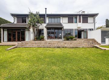 Casa · 431m² · 5 Quartos · 6 Vagas · Casa com amplo jardim 