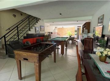 Casa · 68m² · 8 Quartos · 8 Vagas · Duas Casas Independentes à Venda em Cabo Frio com RGI | Amplo Terreno com Área Gourmet