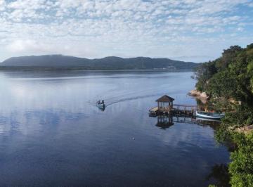 5f6b670947fe5253fa55fd2d4fff96028d279b7a · Casa na Costa da Lagoa em Florianópolis