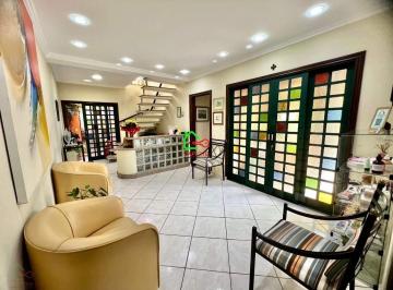 Casa · 241m² · 3 Quartos · Casa para venda em Centro de 241.00m² com 3 Quartos e 3 Suites