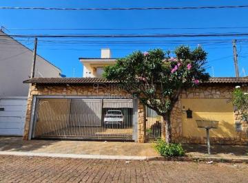 Casa · 242m² · 5 Quartos · 4 Vagas · Casa Padrão em Araraquara