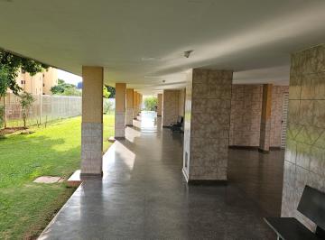 Pilotis, gramado, cerca · Aconchego e Tranquilidade: Apto Vazado