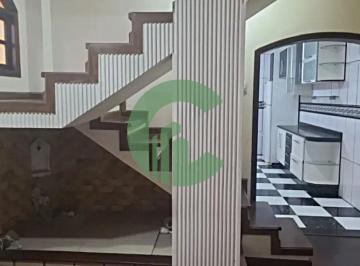 Casa · 192m² · 3 Quartos · 3 Vagas · Excelente Sobrado a 300 metros da Rua Carijós