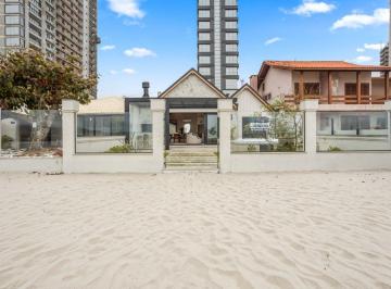 Casa de 4 quartos, Porto Belo · Casa pé na areia | 4 suítes, 220 m² e ofurô frente mar