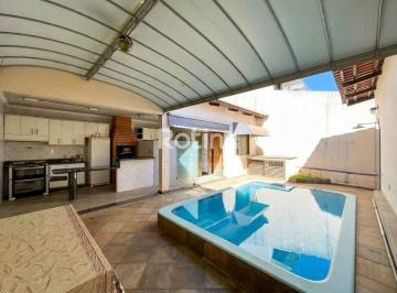Casa · 186m² · 4 Quartos · 3 Vagas · Casa à venda no Alto Umuarama, em Uberlândia, com piscina e 4 quartos