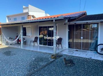 aed516fb81ca4dd2c7aae15e6005883a8be7ebcc · CASA À VENDA NO CENTRO DE PENHA/SC — AMPLO ESPAÇO E A POUCOS METROS DA PRAIA!