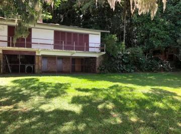 Casa · 120m² · 3 Quartos · 16 Vagas · Vendo casa construída em meio a muito verde, natureza e acesso direto ao Guaíba, em Porto Alegre