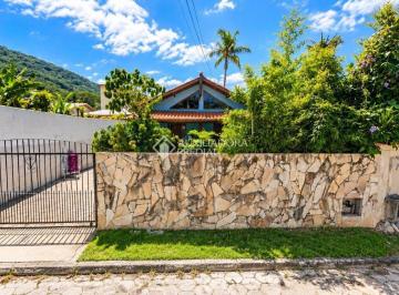 Casa tropical cercada por jardim exuberante · Casa no Canto da Lagoa