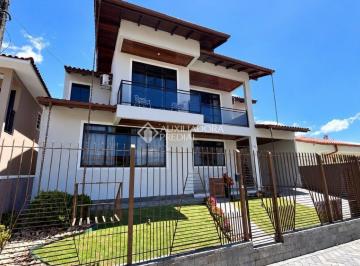 Casa · 250m² · 4 Quartos · 2 Vagas · Casa no Centro de Palhoça | 4 quartos, suíte e 2 vagas de garagem - Piscina