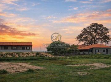Casa sede principal ao entardecer, oferecendo estrutura aconchegante e infraestrutura completa para gestão da propriedade. · Fazenda à Venda em Cáceres MT | 61.818 ha no Pantanal