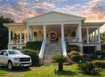 Acesso principal à casa sede com ampla escadaria e garagem coberta para veículos. · Fazenda de Café à Venda em SP | 2.350 ha Irrigada e Completa