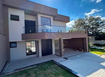 Casa · 220m² · 3 Quartos · 2 Vagas · Sobrado Exclusivo com 3 Suítes no Condomínio Portal da Serra