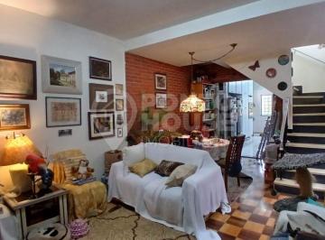 Casa · 220m² · 2 Quartos · 2 Vagas · Sobrado à venda com 220 m², 2 dormitórios e 2 vagas de garagem.