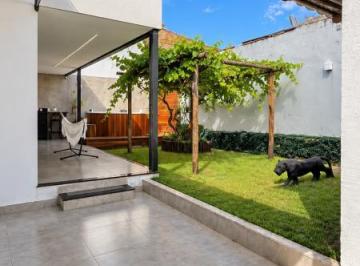 Casa · 140m² · 2 Quartos · 6 Vagas · CASA 2 QUARTOS RECÉM-REFORMADA À VENDA 