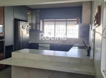 Casa · 143m² · 4 Quartos · 2 Vagas · Casa residencial com 4 quartos e 2 suítes à venda no Bairro Brasil, em Uberlândia