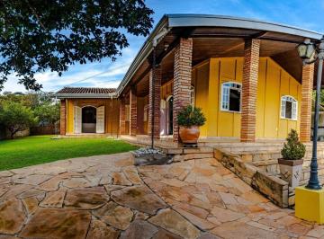Casa · 266m² · 3 Quartos · 8 Vagas · Espetacular Casa de Campo no Condomínio Bosque do Currupira – Porteira Fechada!