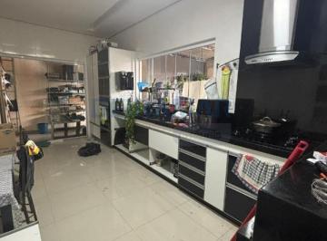Casa · 215m² · 3 Quartos · 8 Vagas · Casa Térrea de Esquina com 3 Suítes, Piscina de Borda Infinita e Terreno de 807 m² à Venda no Ville 