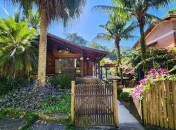 Casa de 4 quartos, Caraguatatuba · Casa de charme em meio à natureza, com cachoeira, jacuzzi, deck e espaço gourmet