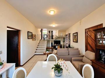 Casa · 132m² · 3 Quartos · 2 Vagas · 3Quartos/1ste, escritório, 3 vagas e quintal. Em rua tranquila do condomínio.