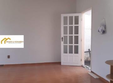 Casa · 200m² · 3 Quartos · 4 Vagas · Casa com 3 quartos, varanda, terreno inteiro.