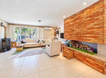 Casa · 176m² · 4 Quartos · 2 Vagas · Casa com 4 dormitórios, 2 suítes, piscina e amplo pátio