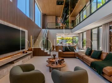 Casa de 5 quartos, Camboriú · Casa mobiliada com piscina no Caledônia Private Village em Camboriú para venda e locação